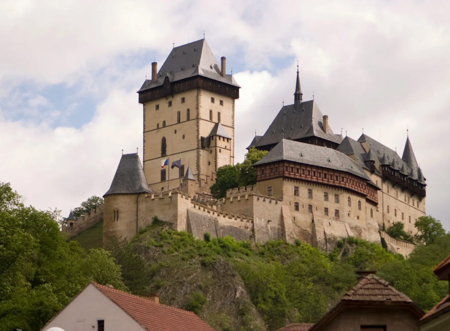 Lom Velká Amerika — tyrkysové jezero a&nbsp;bílé vápencové skály u&nbsp;Karlštejna