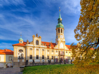 Barokní Loreta v Praze s věží a nádvořím při západu slunce – součást privátních prohlídek PrivateToursCzech.