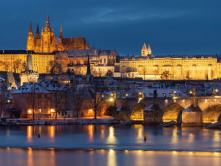 Pražský hrad a Karlův most v zimě při modré hodině | Private Tours Czech