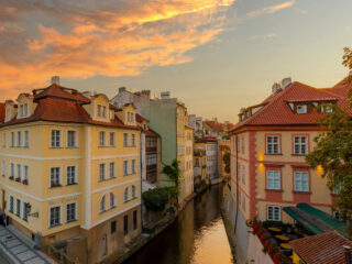 Čertovka v Praze při západu slunce s pohledem na historické domy Malé Strany