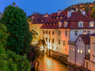 Romantický večerní pohled na Čertovku a Velkopřevorský mlýn na Kampě v Praze