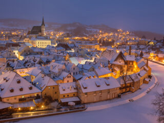 Zimní panorama Českého Krumlova pod sněhem – večerní světla historického centra, součást výletu Český Krumlov a Hluboká s průvodcem PrivateToursCzech.cz.