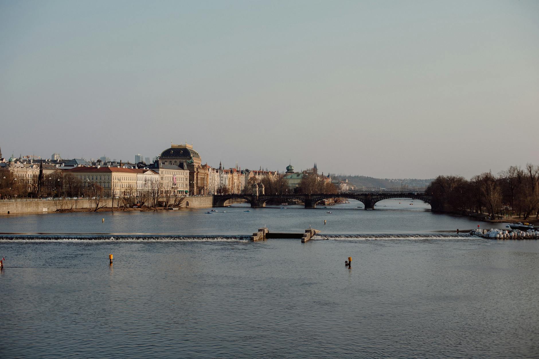 Vánoční Praha — adventní trhy a sváteční osvětlení nad Vltavou