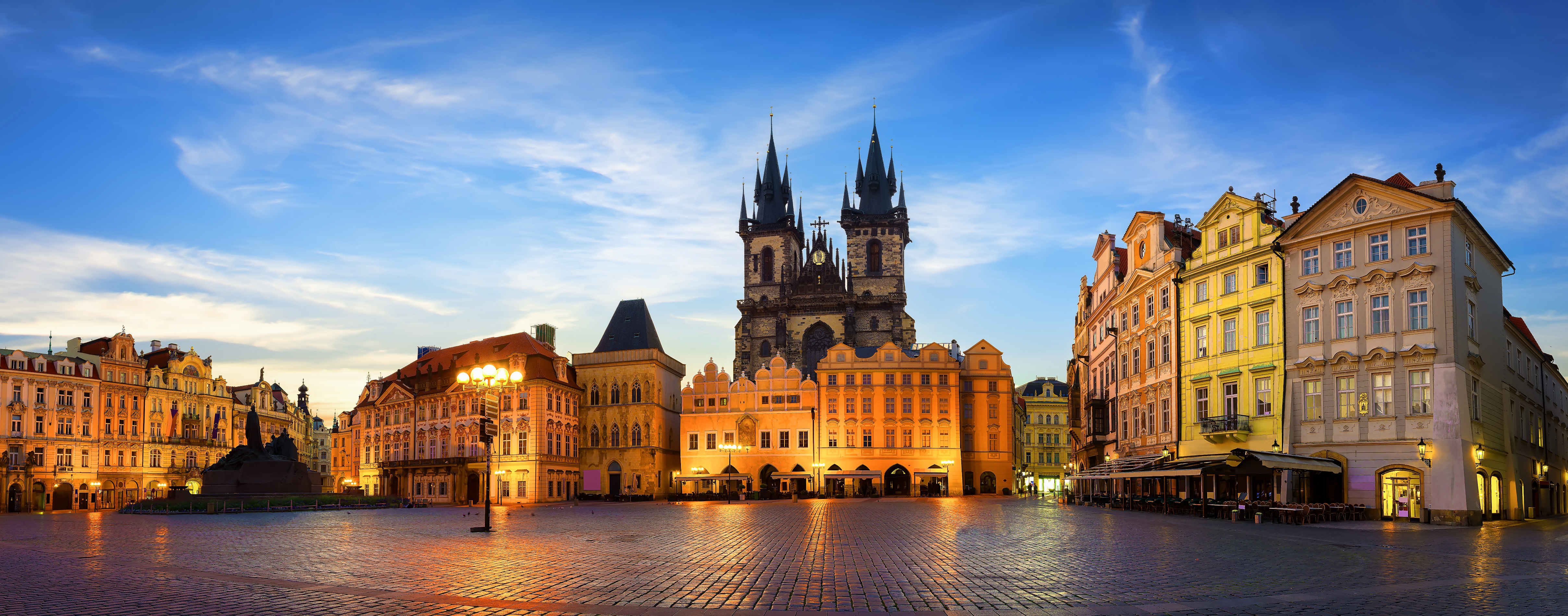 Staroměstské náměstí v Praze při západu slunce s Týnským chrámem
