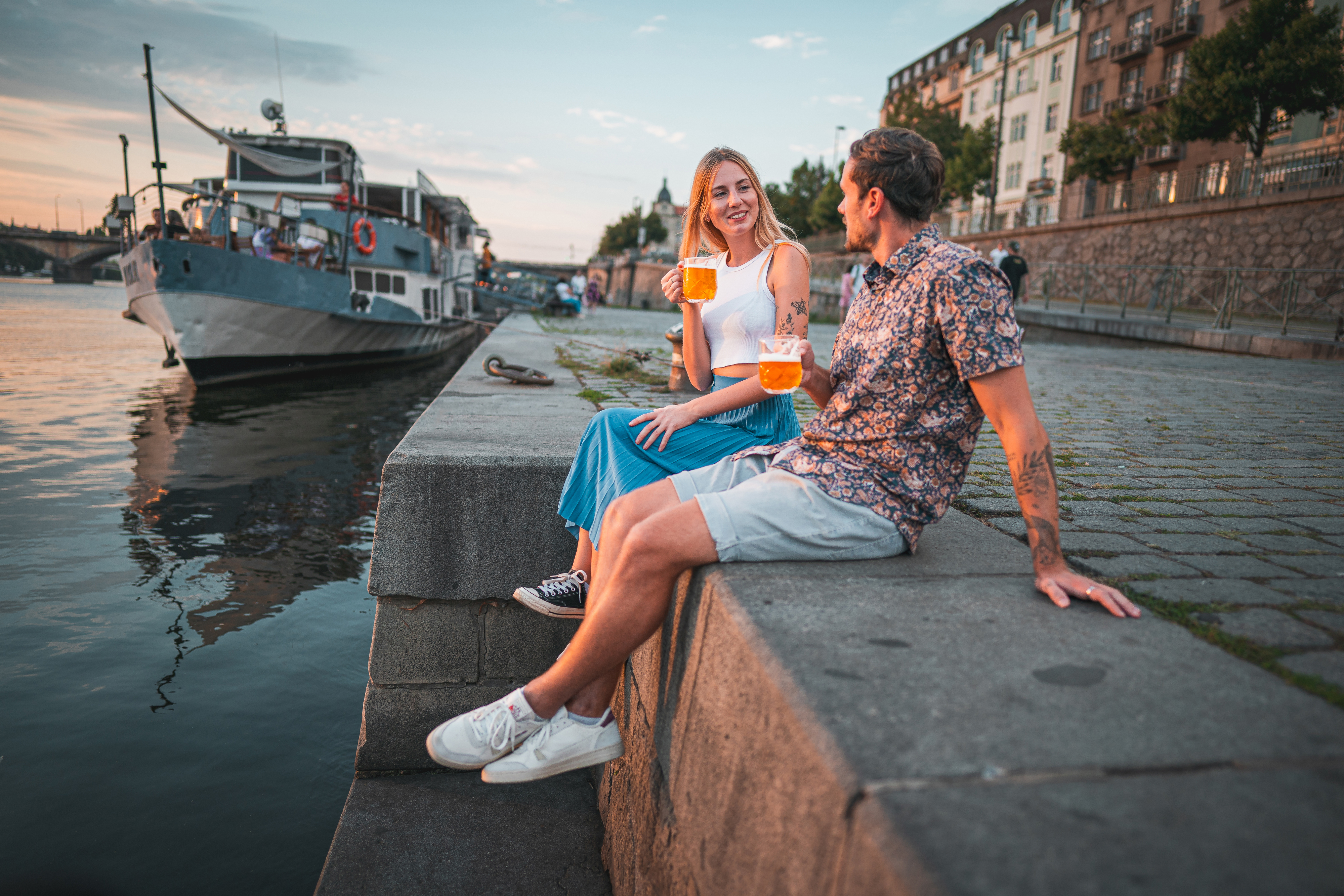 Letní večer u Vltavy — autentický pražský zážitek