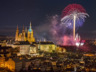 Ohňostroj nad Pražským hradem – noční pohled na Prahu