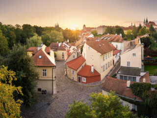 Podzimní východ slunce nad Novým Světem na Hradčanech v Praze