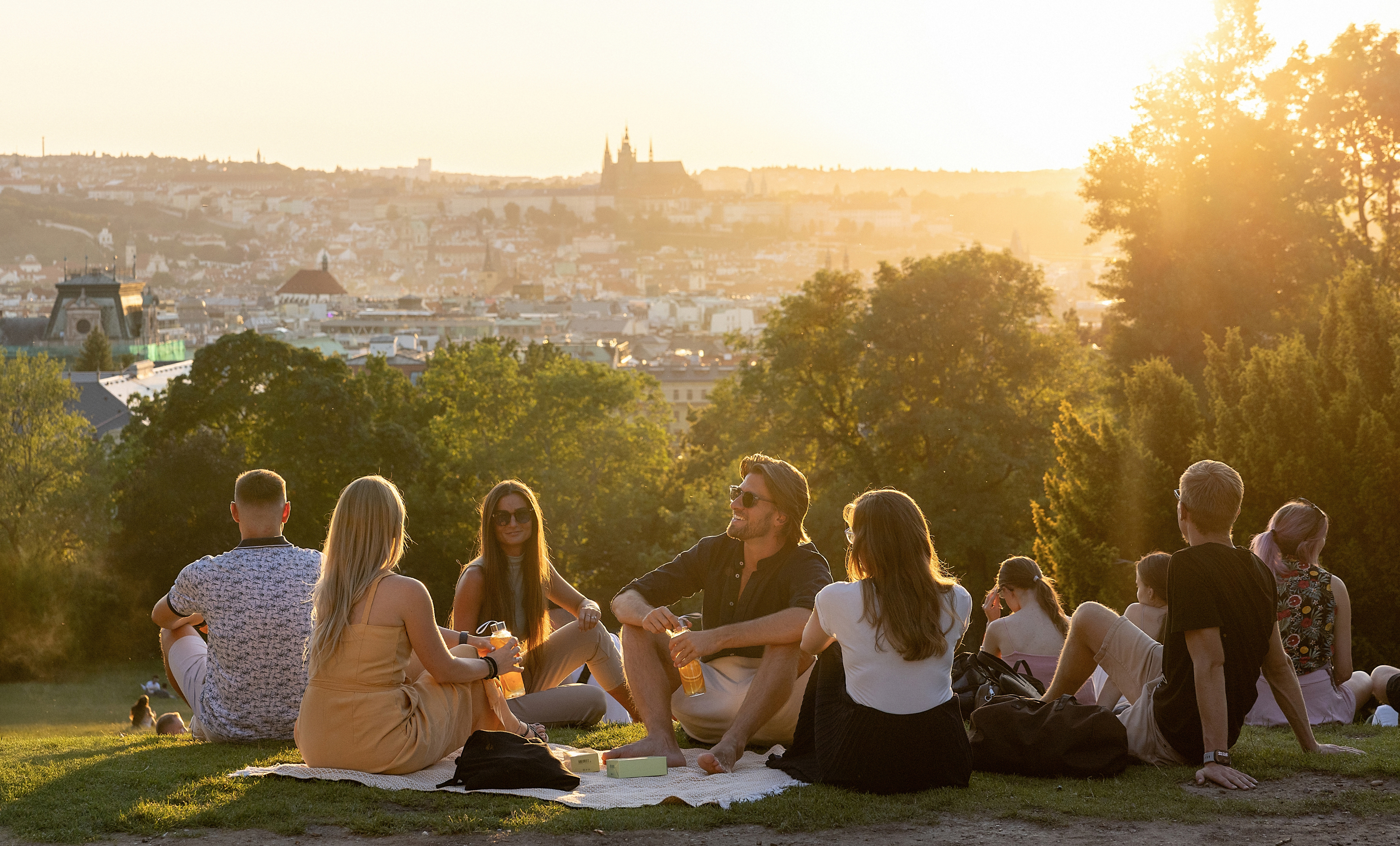 Letní pohled na Prahu s Pražským hradem z parku