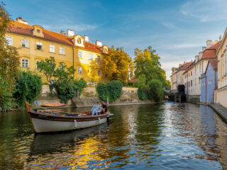 Romantická plavba loďkou po Čertovce na Kampě s výhledem na Velkopřevorský mlýn v Praze