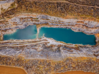 Pohled shora na lom Velká Amerika – český Grand Canyon