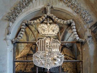 Interiér Sedlecké kostnice v Kutné Hoře zdobený lidskými lebkami a kostmi