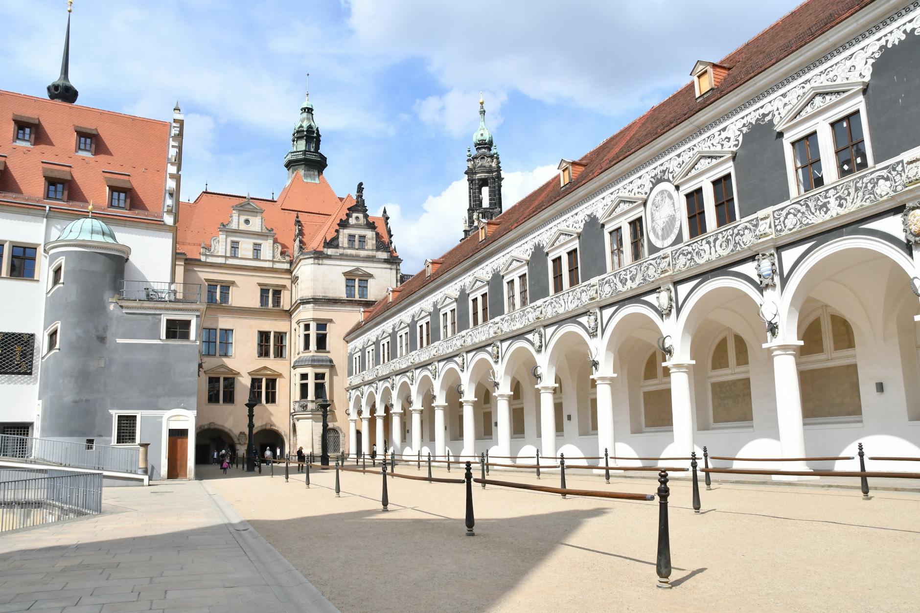Nádvoří paláce Zwinger v&nbsp;Drážďanech s&nbsp;okázalou barokní architekturou
