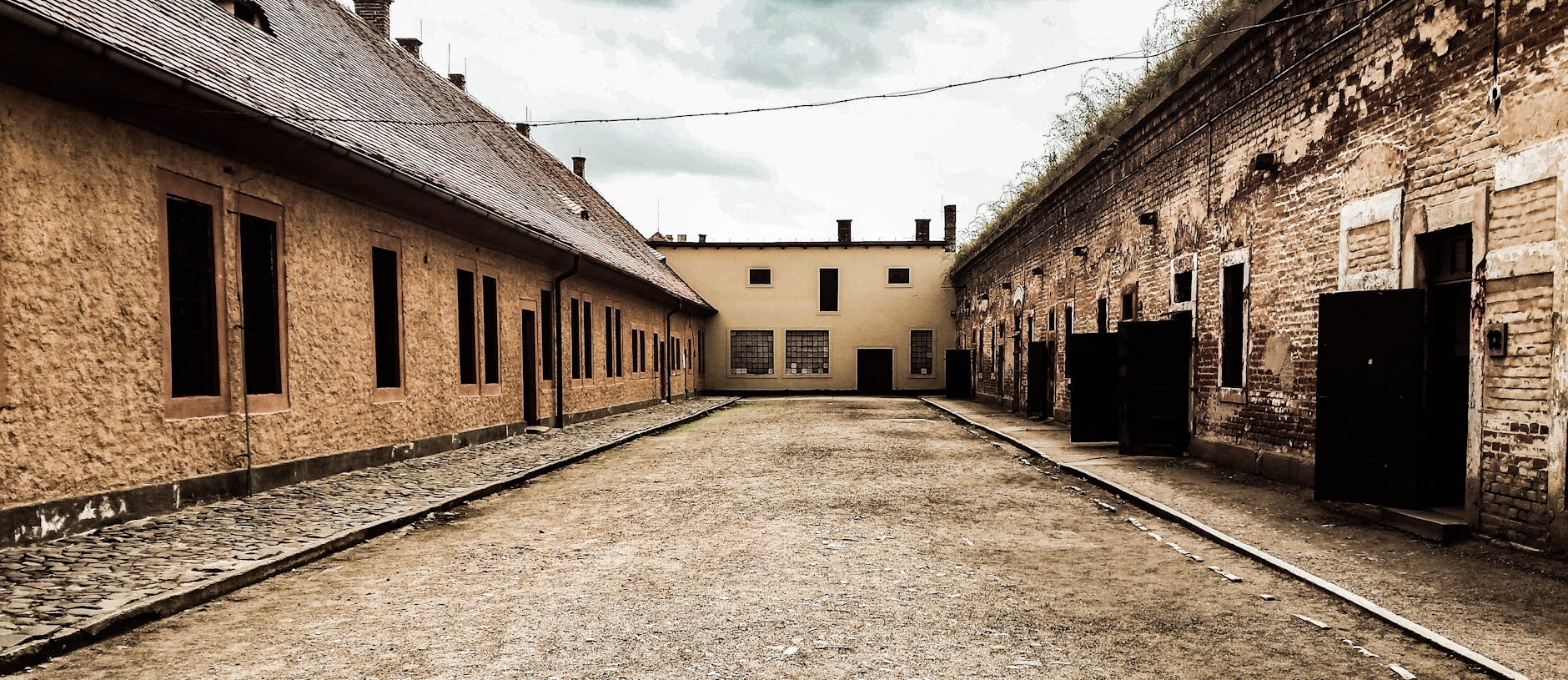 Historické nádvoří terezínské pevnosti — místo hlubokého historického významu