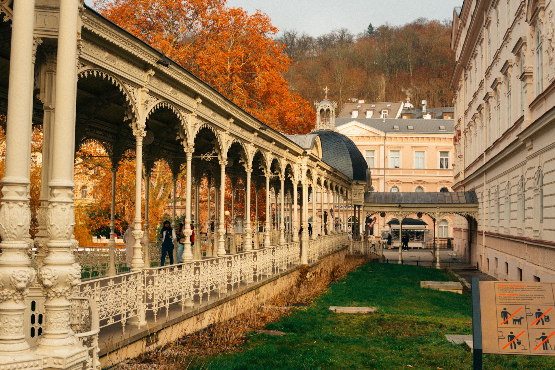 Historic fall colonnade in Karlovy Vary Czech Republic — Mill Colonnade in autumn