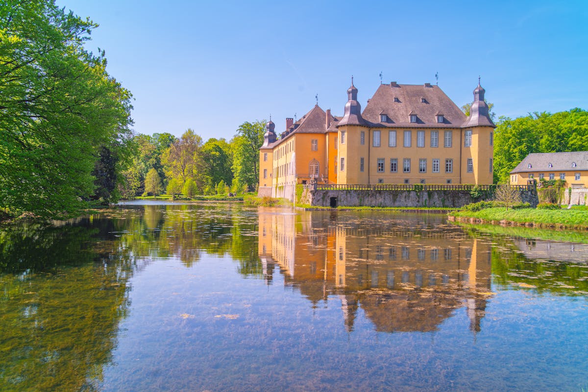 Příkop zámku Konopiště s&nbsp;odrazem ve vodě, Česká republika