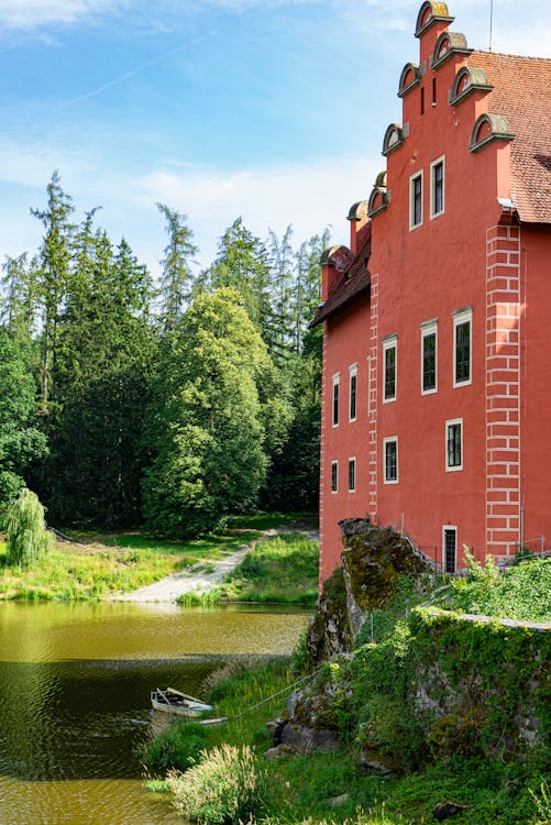 Romantický jihočeský zámek u&nbsp;jezera obklopený lesy