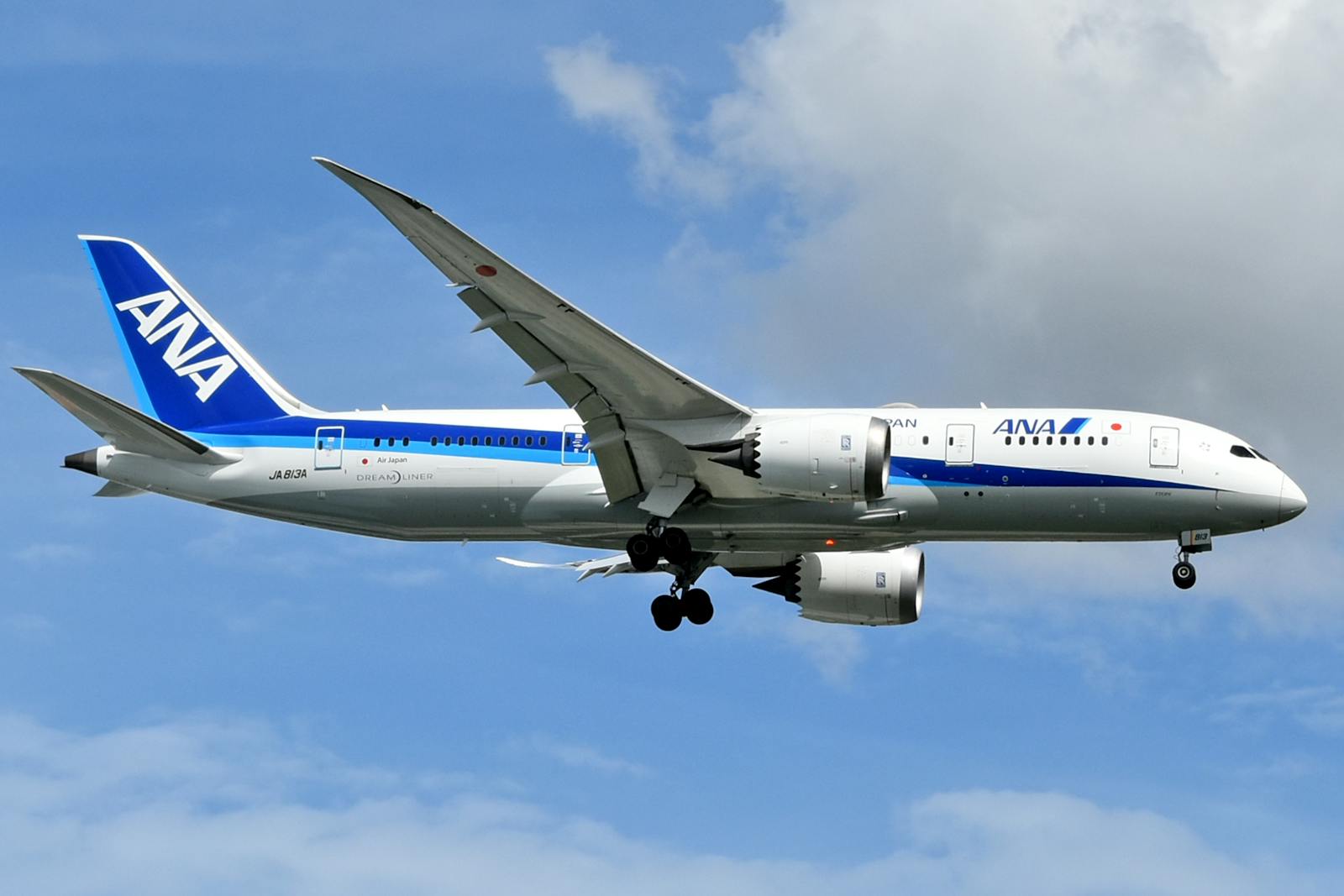 Boeing 787-8 Dreamliner aircraft in blue sky — the aircraft used by American Airlines on the Philadelphia to Prague route