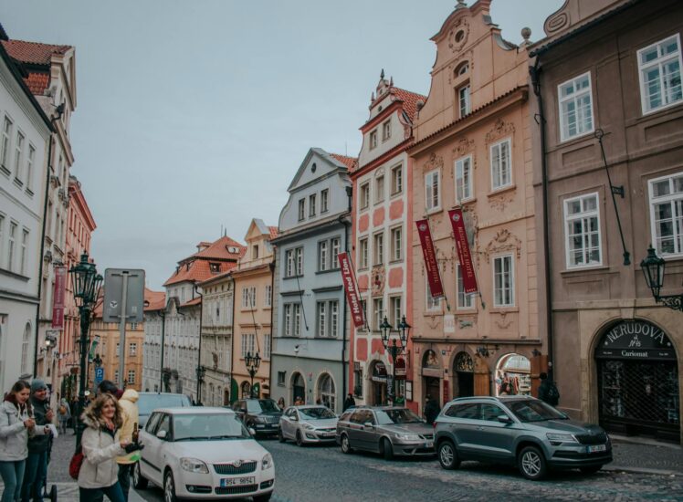 Historická barevná ulice v Praze