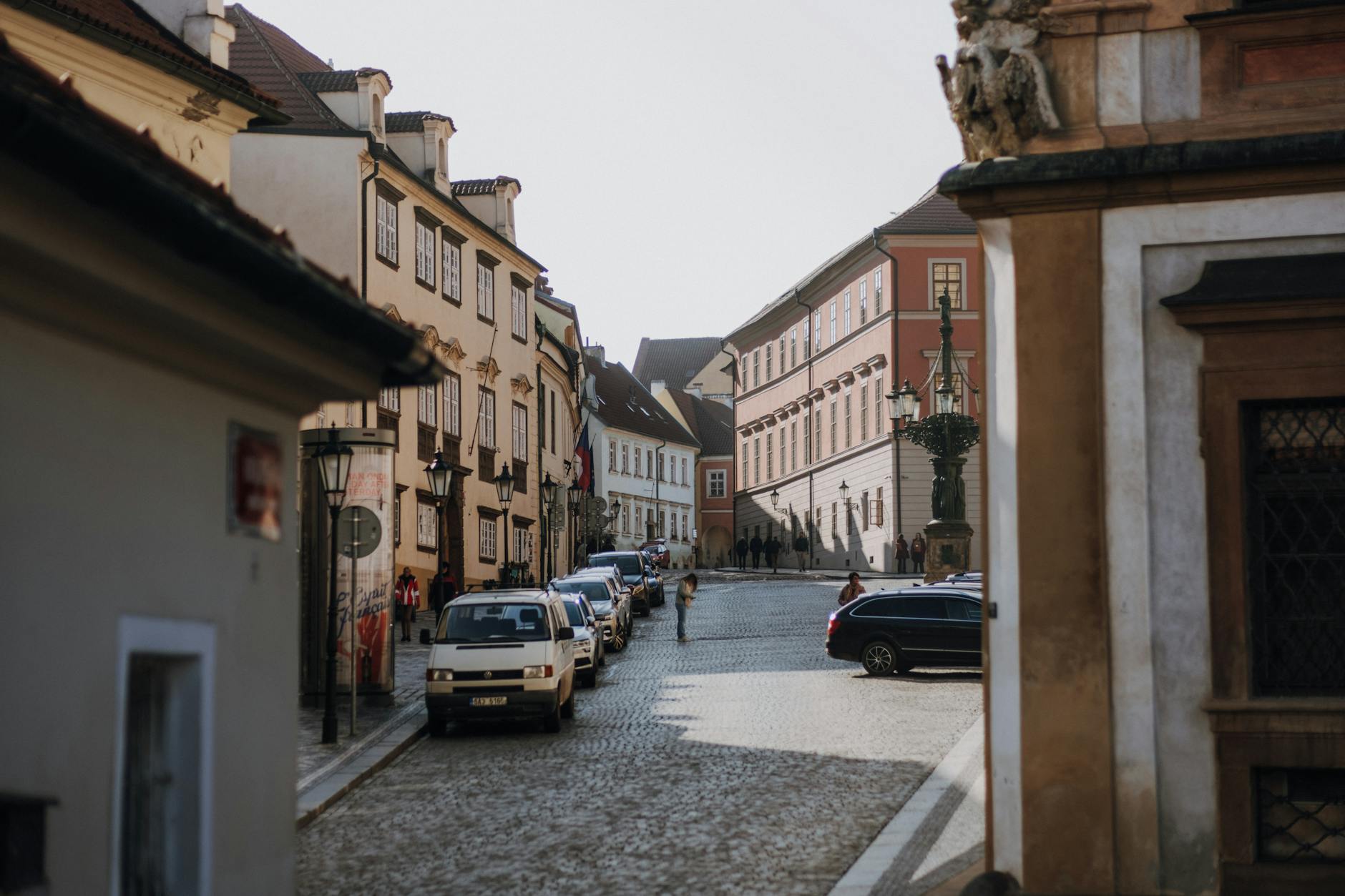 Dlážděná ulice v pražském Starém Městě — historická architektura na trase procházky po místech Dana Browna