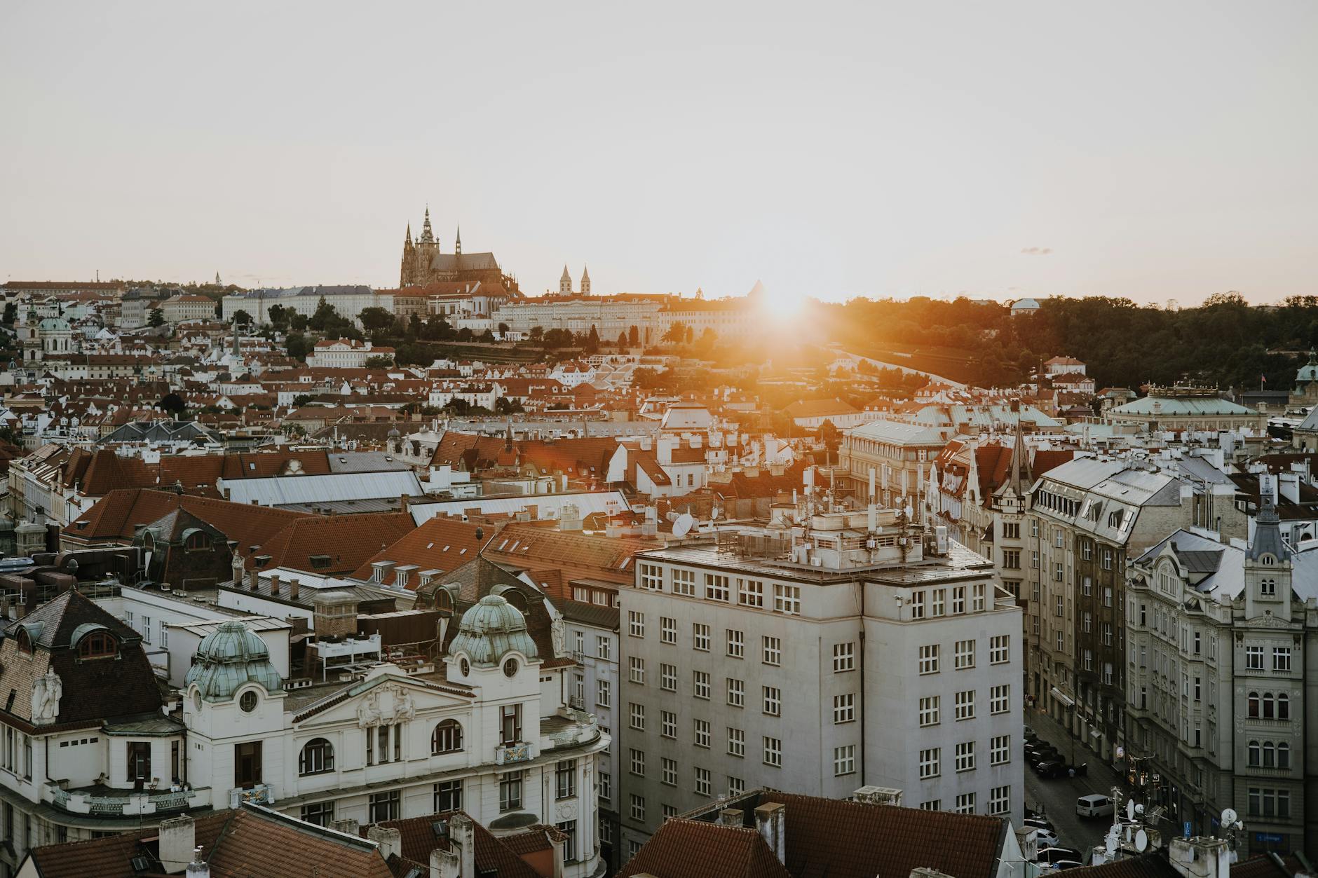 Panorama historické Prahy při západu slunce