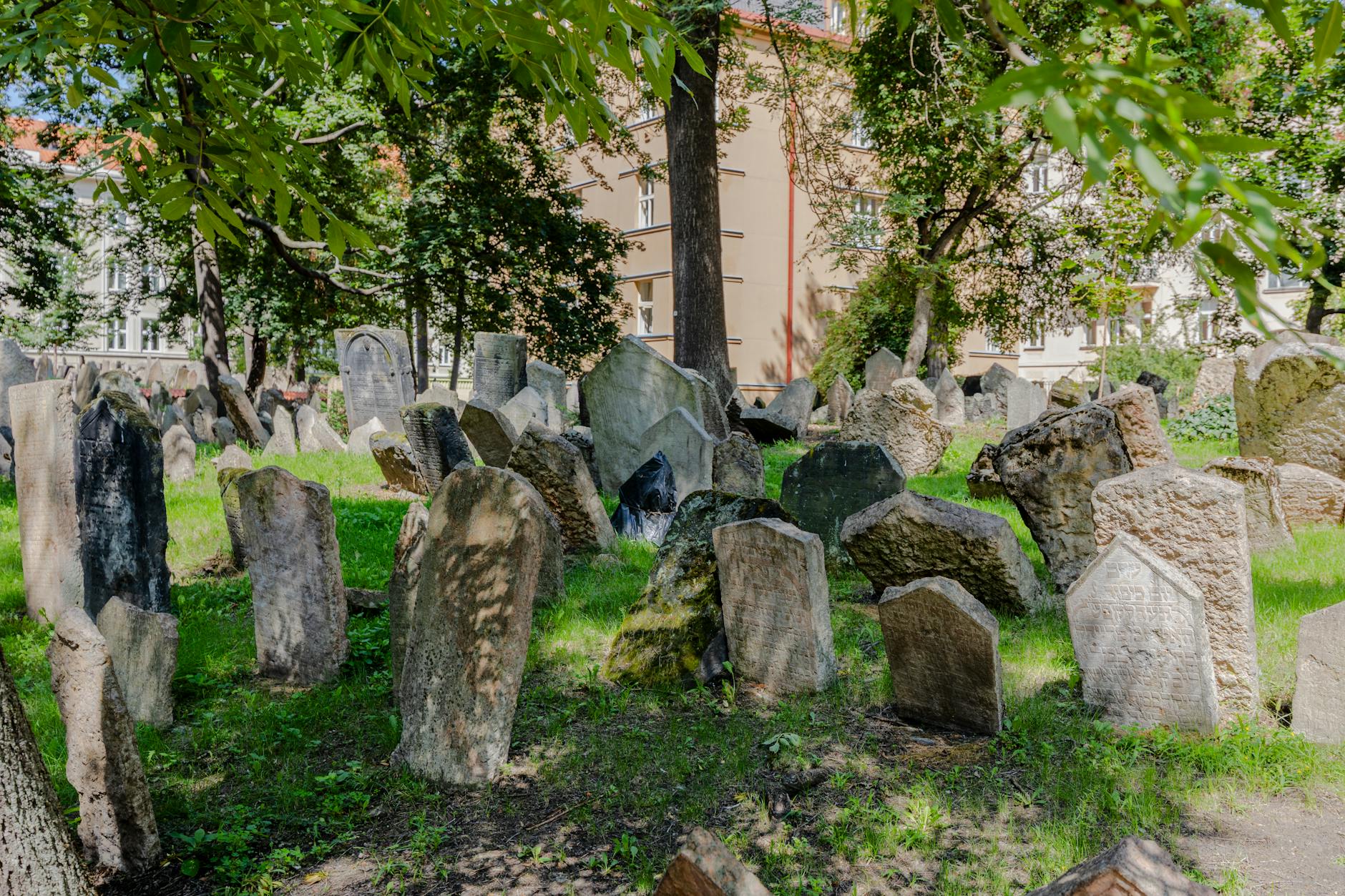 Náhrobky na Starém židovském hřbitově v Josefově — Staronová synagoga z románu Dana Browna Praha